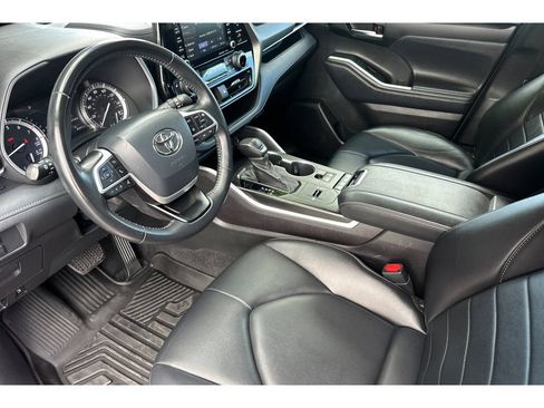 Used 2022 Toyota Highlander XLE FWD image 10
