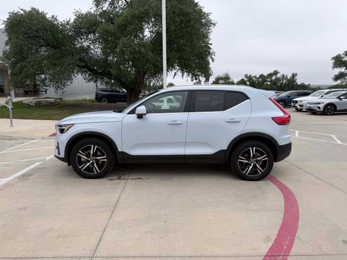 Certified 2025 Volvo XC40 B5 Core AWD/4WD image 3