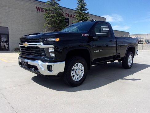 Used 2024 Chevrolet Silverado 2500 LT w/ Convenience Package AWD/4WD image 2
