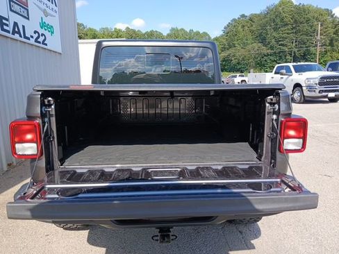 Used 2025 Jeep Gladiator Sport image 8