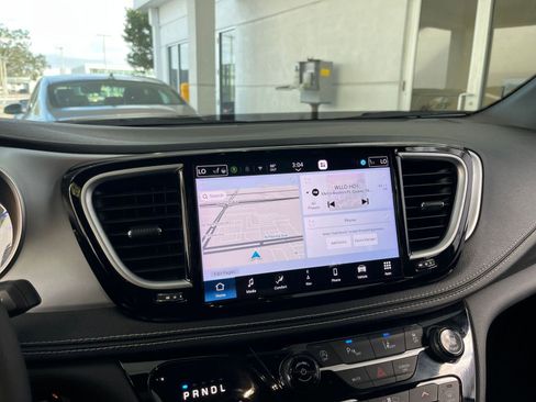 Used 2025 Chrysler Pacifica Limited image 22