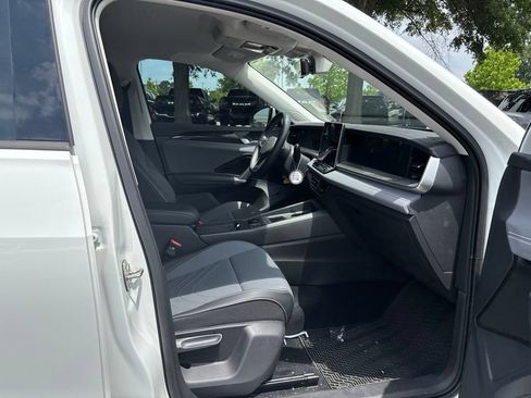 Used 2025 Volkswagen Tiguan SE FWD image 18