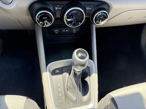 Used 2025 Hyundai Venue SEL FWD image 9