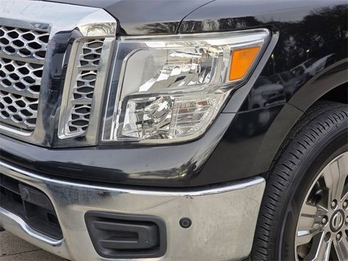 Used 2018 Nissan Titan SV w/ SV Convenience Package image 6