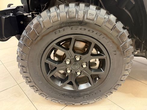Used 2025 Jeep Gladiator Sport AWD/4WD image 7