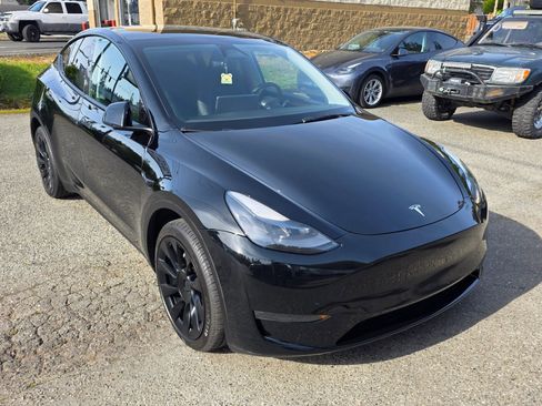 Used 2024 Tesla Model Y Long Range AWD/4WD image 3