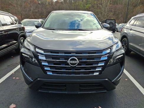 Used 2024 Nissan Rogue SV image 2