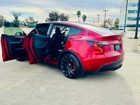 Used 2024 Tesla Model Y Performance image 48