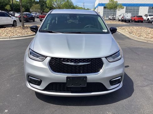 Used 2024 Chrysler Pacifica Limited FWD image 4