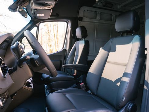 Used 2025 Mercedes-Benz Sprinter 2500 image 22