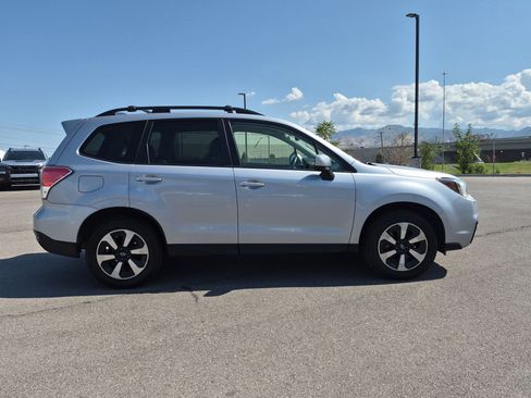 Used 2017 Subaru Forester 2.5i Premium AWD/4WD image 2