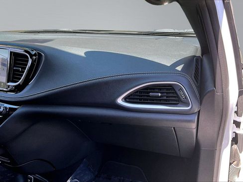 Used 2025 Chrysler Pacifica Select FWD image 18