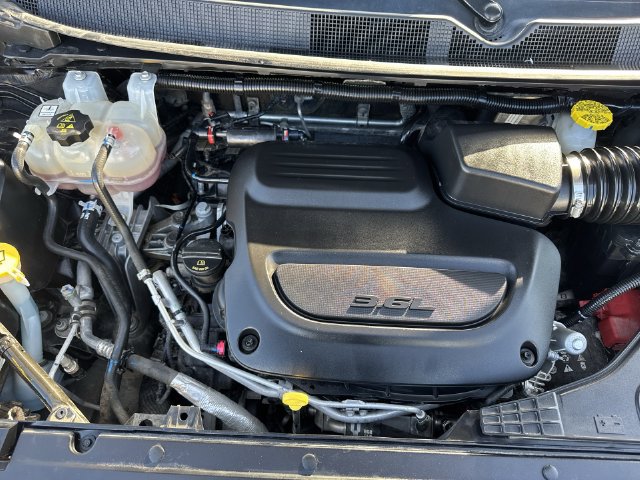 Used 2025 Chrysler Pacifica Limited FWD image 30