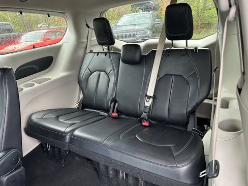 Certified 2022 Chrysler Pacifica Touring-L FWD image 19