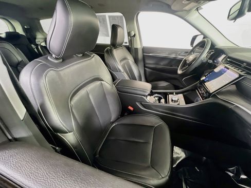 Used 2023 Jeep Grand Cherokee L Limited w/ Black Appearance Package AWD/4WD image 28