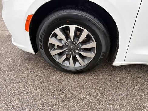Used 2024 Chrysler Pacifica Limited FWD image 40