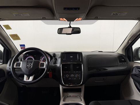 Used 2016 Dodge Grand Caravan SXT w/ UConnect Hands-Free Group FWD image 3