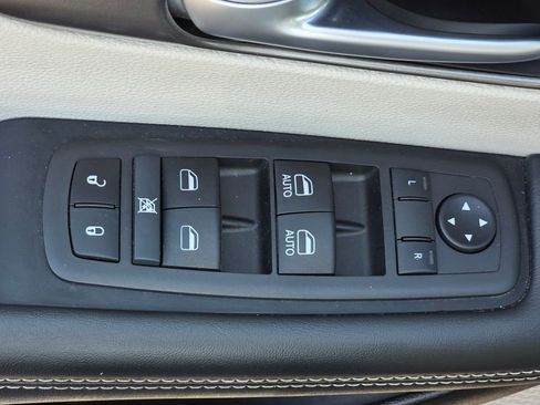 Used 2024 Chrysler Pacifica Touring-L image 13