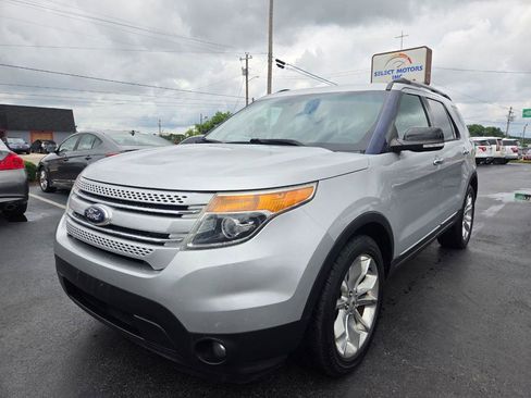 Used 2014 Ford Explorer XLT w/ Equipment Group 202A FWD image 2