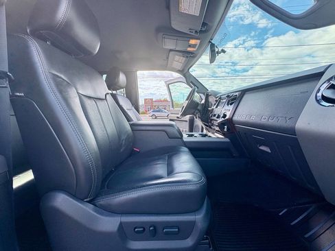 Used 2011 Ford F250 Lariat w/ Chrome Pkg image 27