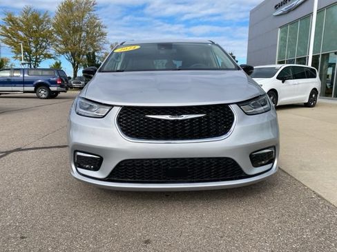 Used 2024 Chrysler Pacifica Touring-L FWD image 2