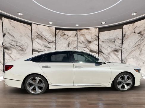 Used 2018 Honda Accord Touring image 4