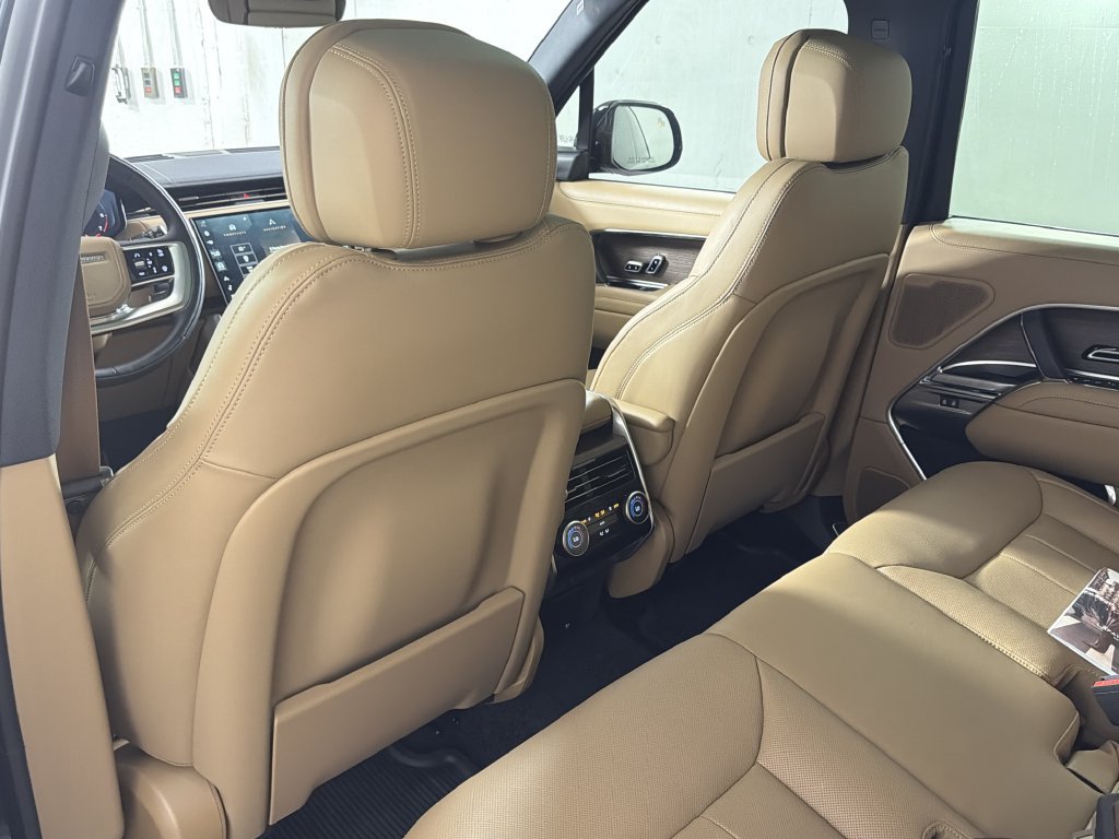 Used 2025 Land Rover Range Rover SE AWD/4WD image 33