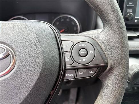 Used 2021 Toyota RAV4 LE AWD/4WD image 16