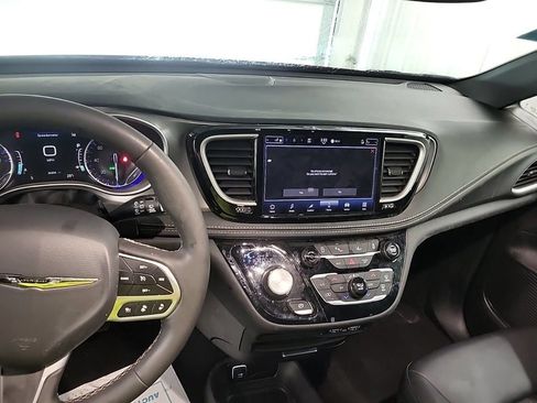 Used 2025 Chrysler Pacifica Select image 8