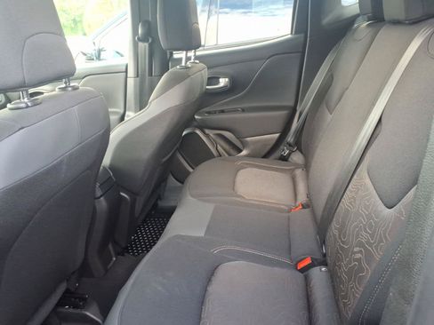 Used 2023 Jeep Renegade Latitude AWD/4WD image 8