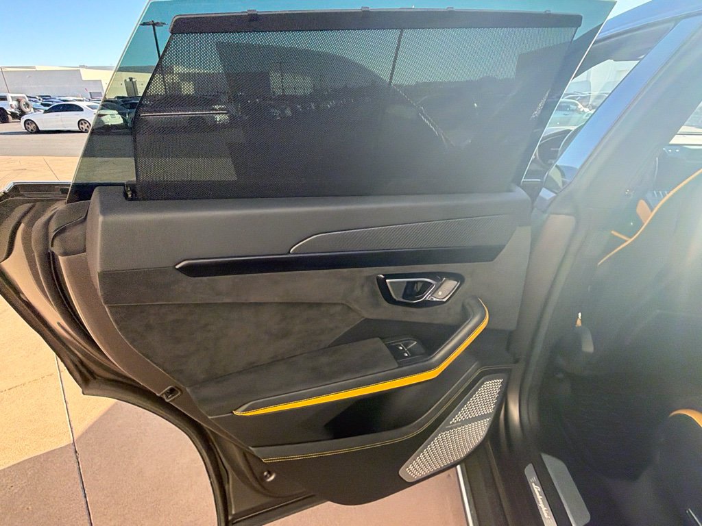 Used 2022 Lamborghini Urus AWD/4WD image 13