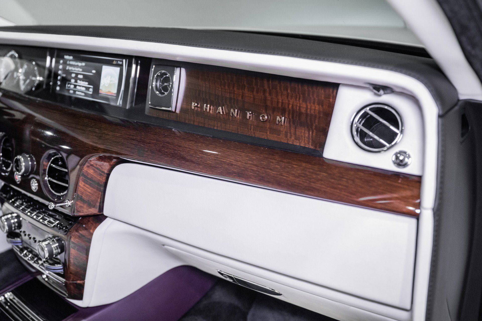 Used 2018 Rolls-Royce Phantom Sedan RWD image 28