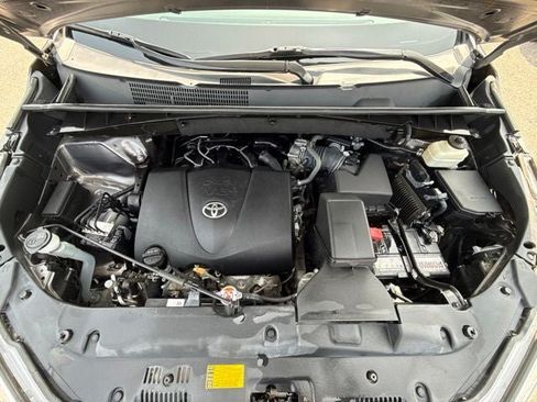 Used 2018 Toyota Highlander XLE AWD/4WD image 2