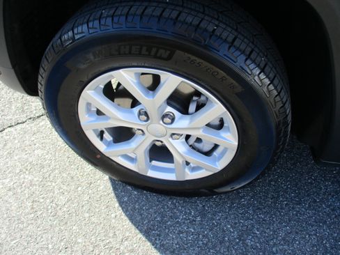 Used 2023 Jeep Grand Cherokee Limited w/ Luxury Tech Group II AWD/4WD image 9