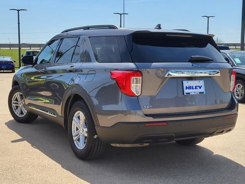 Used 2021 Ford Explorer XLT image 3