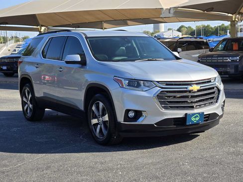 Certified 2021 Chevrolet Traverse LT w/ LT Premium Package FWD image 3