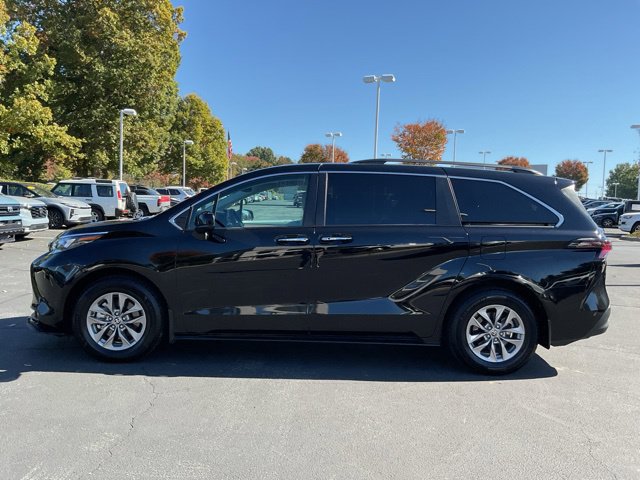 Used 2025 Toyota Sienna XLE FWD image 14