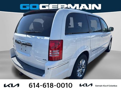 Used 2008 Chrysler Town & Country Limited FWD image 4
