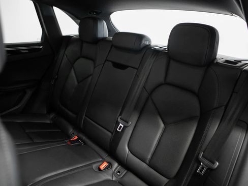 Used 2023 Porsche Macan AWD/4WD image 32