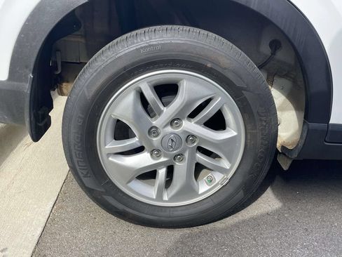 Used 2025 Hyundai Venue SE FWD image 5