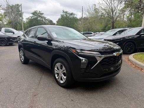 Used 2024 Chevrolet Trax LS FWD image 1