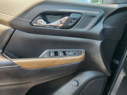 Used 2021 GMC Acadia SLE w/ Driver Convenience Package FWD image 10