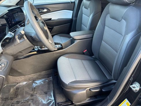 Used 2025 Chevrolet Trax LT image 32