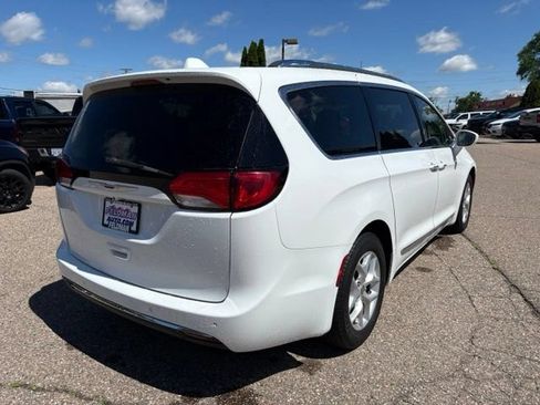 Used 2017 Chrysler Pacifica Touring-L Plus FWD image 5