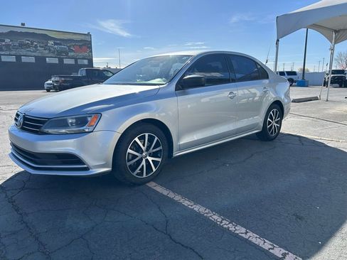 Used 2016 Volkswagen Jetta SE image 3