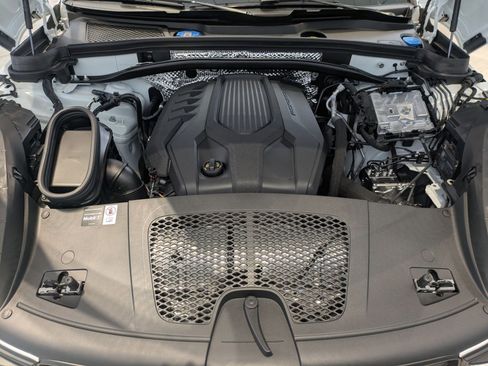 Used 2025 Porsche Macan image 27