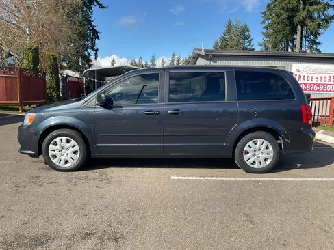 Used 2014 Dodge Grand Caravan SXT w/ UConnect Hands-Free Group image 2
