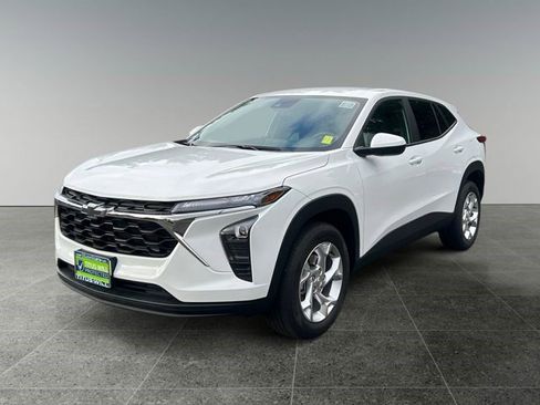 Certified 2025 Chevrolet Trax LS w/ LS Convenience Package FWD image 3