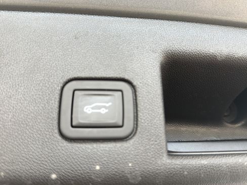 Used 2023 Chevrolet Equinox Premier AWD/4WD image 14
