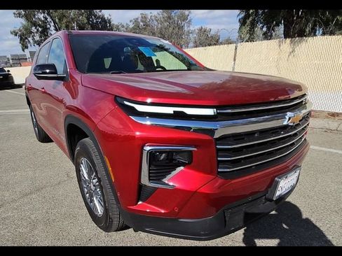 Used 2024 Chevrolet Traverse LT w/ Enhanced Driving Package image 2